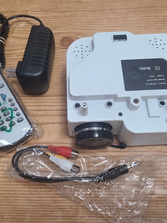 Mini Projector with remote (AS IS) - Picture 3 of 3